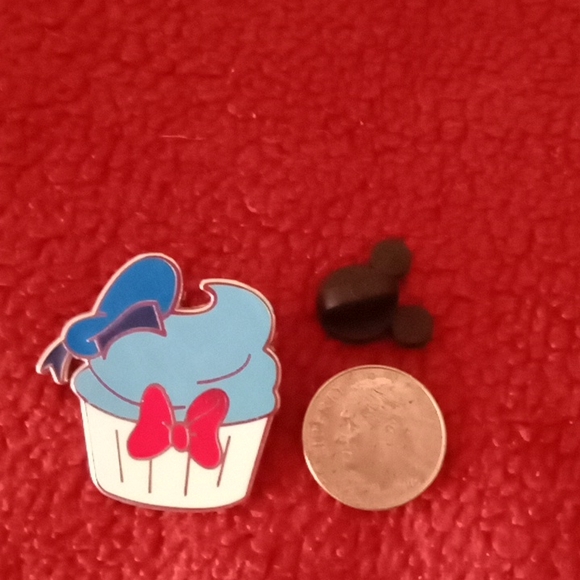 HONG KONG DISNEYLAND DONALD CUPCAKE PIN - Picture 2 of 3